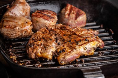 Amerikan mutfağı kavramı. Sulu et Biftek Biftek karabiber ile bir dökme demir tava ızgara. Uygun evde et pişirme. Bir menü Restoranlar veya kafe için arka plan resmi. kopya alanı