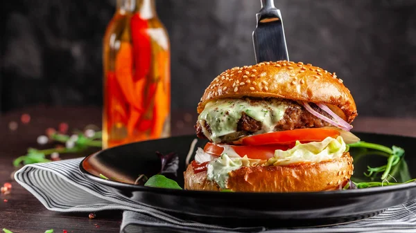 Concepto Cocina Americana Una Jugosa Hamburguesa Carne Con Una Gran — Foto de Stock