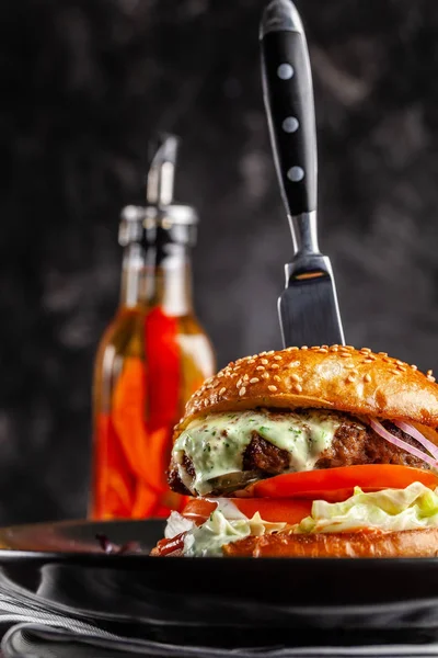 Concepto Cocina Americana Una Jugosa Hamburguesa Carne Con Una Gran — Foto de Stock