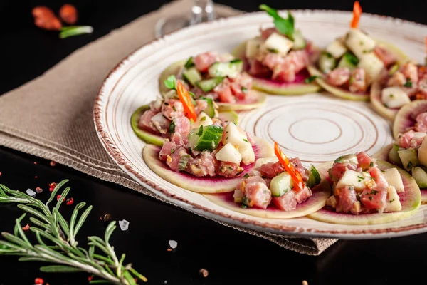 西班牙美食的概念 开胃菜 新鲜金枪鱼焦油 橄榄油 在餐厅的陶瓷盘上供应菜肴 背景图像 — 图库照片
