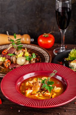 Fransız mutfağı kavramı. Tablo bir restoranda farklı yemekler bir kutlama için koydu. arka plan görüntüsü. kopya alanı