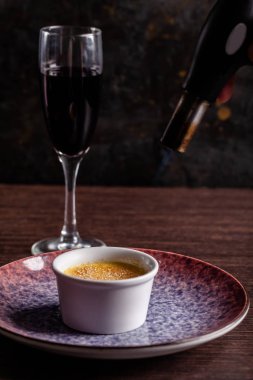 Fransız mutfağı kavramı. Creme brulee. Karamelizasyon creme brulee yangın pasta brülör kullanarak