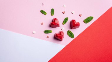 Sevgililer günü tebrik kartı. El yapımı çikolata tatlılar pasta çilekli doldurma, dinlemeye, gül ve beyaz arka plan ile. Üstten görünüm, kopya alanı