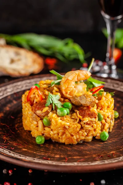 Conceito Cozinha Espanhola Paella Com Frutos Mar Camarões Com Ervilhas — Fotografia de Stock