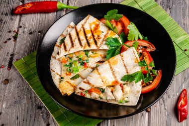 Meksika mutfağı kavramı. Tavuk, Mısır, kırmızı fasulye, domates, kırmızı soğan ve kırmızı biber ile Meksika Taco. Dolgu Tartilla içinde paketlenir. kopya alanı