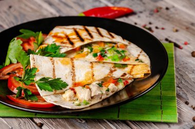 Meksika mutfağı kavramı. Tavuk, Mısır, kırmızı fasulye, domates, kırmızı soğan ve kırmızı biber ile Meksika Taco. Dolgu Tartilla içinde paketlenir. kopya alanı