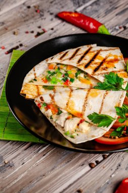 Meksika mutfağı kavramı. Tavuk, Mısır, kırmızı fasulye, domates, kırmızı soğan ve kırmızı biber ile Meksika Taco. Dolgu Tartilla içinde paketlenir. kopya alanı