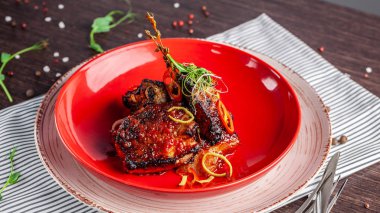 Amerikan mutfağı kavramı. Barbekü domuz kaburga bal hardal pişmiş. Bir restoranda yemekler seramik ürünler sunan. Masada bir kadeh kırmızı şarap. kopya alanı