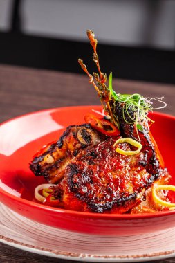 Amerikan mutfağı kavramı. Barbekü domuz kaburga bal hardal pişmiş. Bir restoranda yemekler seramik ürünler sunan. Masada bir kadeh kırmızı şarap. kopya alanı