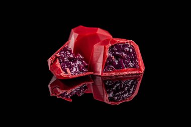 Yansıma siyah zemin üzerine kırmızı şeker kalpler izole çikolata. Sevgililer günü romantik tatlı kompozisyon, yaratıcı tasarımcı modern şeker, tatlılar Hediyelik
