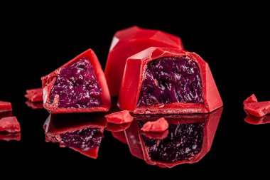 Yansıma siyah zemin üzerine kırmızı şeker kalpler izole çikolata. Sevgililer günü romantik tatlı kompozisyon, yaratıcı tasarımcı modern şeker, tatlılar Hediyelik