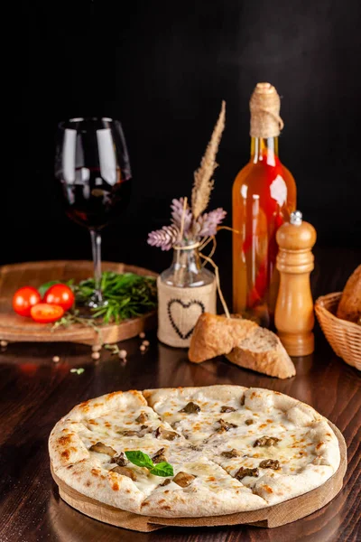 Concetto Cucina Italiana Pizza Formaggio Sottile Con Funghi Con Grandi — Foto Stock