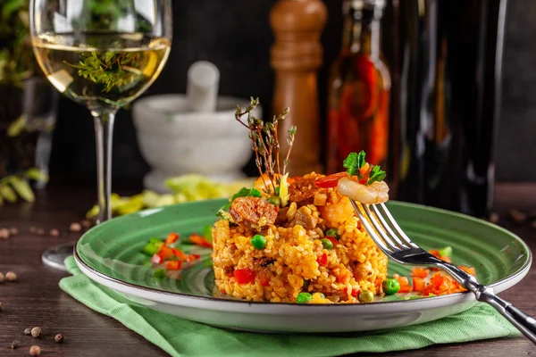 Bucătăria Spaniolă Europeană Paella Creveţi Pui Coblas Chorizo Vin Alb — Fotografie, imagine de stoc