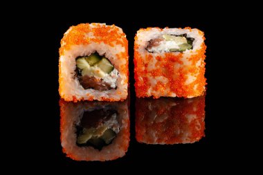 Asya mutfağı kavramı. Suşi farklı dolguları ile iki rulo bir kafe, Restoran, sushi Bar'da Japon bir menü için yaş siyah bir zemin üzerine.