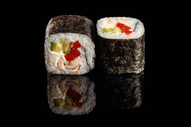 Asya mutfağı kavramı. Suşi farklı dolguları ile iki rulo bir kafe, Restoran, sushi Bar'da Japon bir menü için yaş siyah bir zemin üzerine.