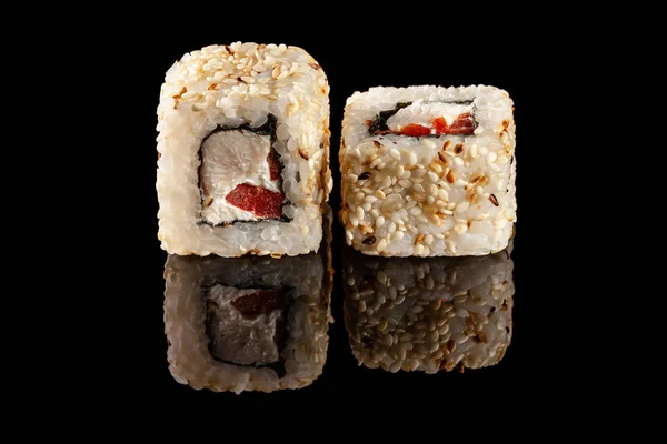 Conceito Cozinha Asiática Dois Rolos Sushi Com Recheios Diferentes Fundo — Fotografia de Stock