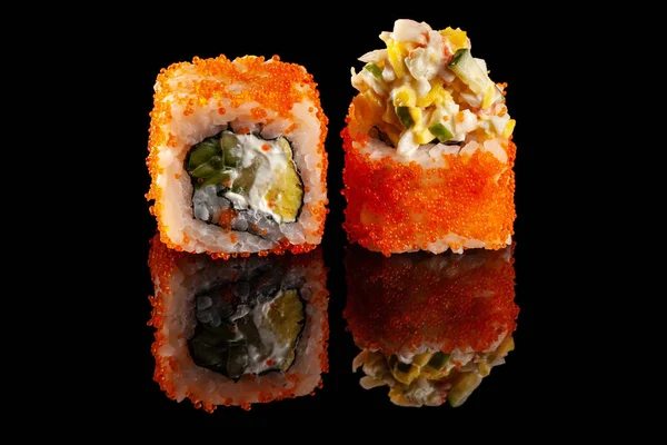 Conceito Cozinha Asiática Dois Rolos Sushi Com Recheios Diferentes Fundo — Fotografia de Stock