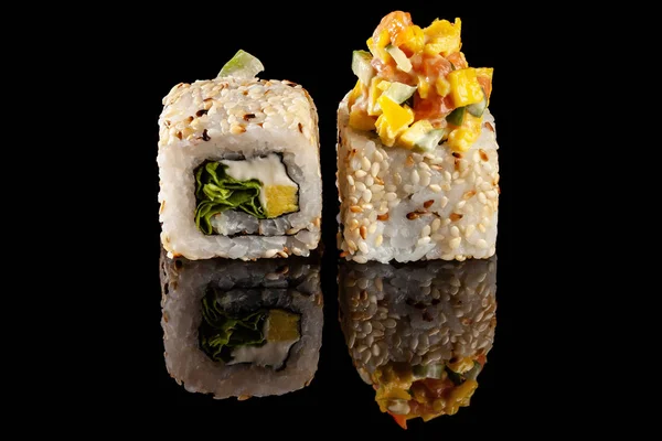 Conceito Cozinha Asiática Dois Rolos Sushi Com Recheios Diferentes Fundo — Fotografia de Stock