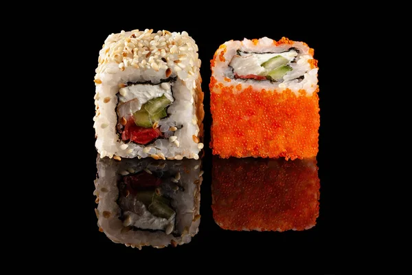 Conceito Cozinha Asiática Dois Rolos Sushi Com Recheios Diferentes Fundo — Fotografia de Stock