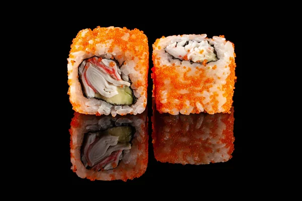 Begreppet Asiatiska Rätter Två Rullar Sushi Med Olika Fyllningar Svart — Stockfoto