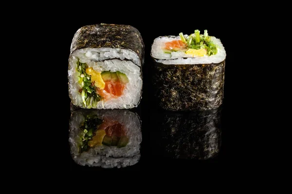 Conceito Cozinha Asiática Dois Rolos Sushi Com Recheios Diferentes Fundo — Fotografia de Stock