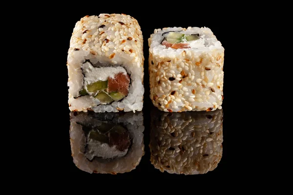 Conceito Cozinha Asiática Dois Rolos Sushi Com Recheios Diferentes Fundo — Fotografia de Stock