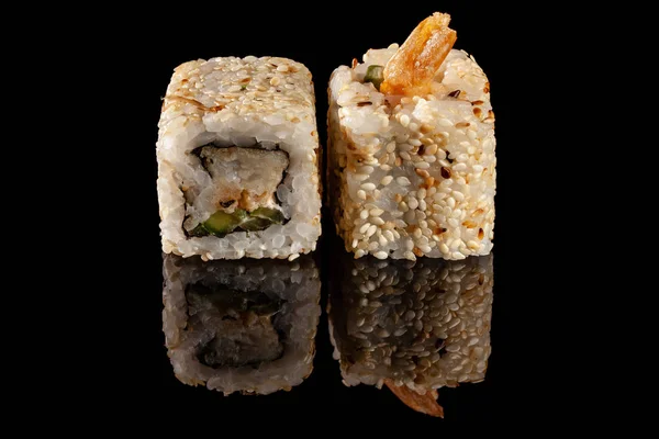 Conceito Cozinha Asiática Dois Rolos Sushi Com Recheios Diferentes Fundo — Fotografia de Stock