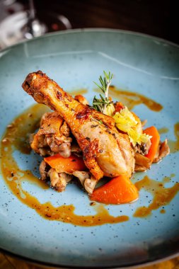 İtalyan mutfağı kavramı. Haşlanmış tavuk, sebzeli sert şaraptan. Mavi bir tabak içinde bir restoranda yemekler sunan. Masada bir bardak beyaz şarap sherry. Kopya alanı