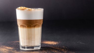 Bir modern, laktoz içermeyen Latte veya Cappuccino kahve ile badem sütü. Yangın şeker şeker yandı. Karamel kabuk. Bir cam bardak içki. kopya alanı