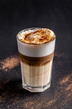 Bir modern, laktoz içermeyen Latte veya Cappuccino kahve ile badem sütü. Yangın şeker şeker yandı. Karamel kabuk. Bir cam bardak içki. kopya alanı