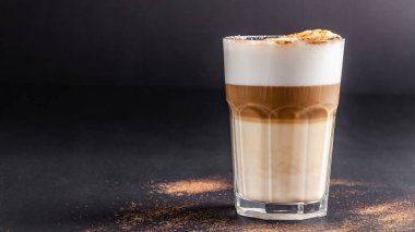 Bir modern, laktoz içermeyen Latte veya Cappuccino kahve ile badem sütü. Yangın şeker şeker yandı. Karamel kabuk. Bir cam bardak içki. kopya alanı