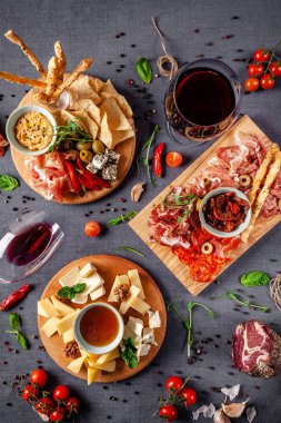 İtalyan yemeği. Meze ürün yelpazesine bir restoranda büyük bir şirket için. Füme et, sosis ve peynir farklı türleri. bir kadeh iyi şarap.