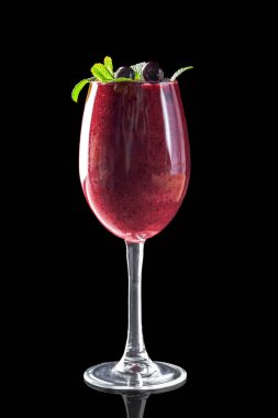 Meyve ve sebze siyah bir arka plan cam bardak, kokteyl klasik taze meyve suları. Alt fırlatma ile içecekler. Restoranlar, barlar ve kafeler menü için izole.