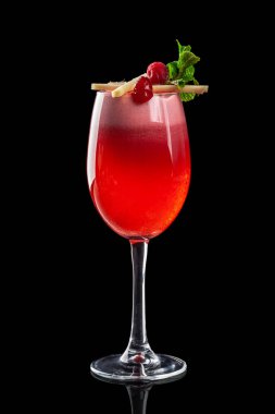 Meyve ve sebze siyah bir arka plan cam bardak, kokteyl klasik taze meyve suları. Alt fırlatma ile içecekler. Restoranlar, barlar ve kafeler menü için izole.