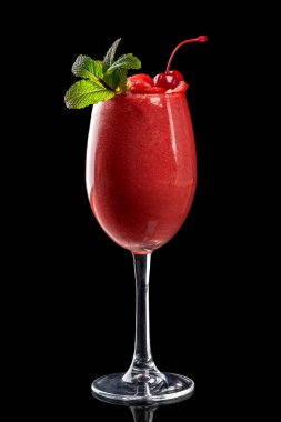 Meyve ve sebze siyah bir arka plan cam bardak, kokteyl klasik taze meyve suları. Alt fırlatma ile içecekler. Restoranlar, barlar ve kafeler menü için izole.