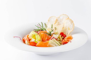 Amerikan mutfağı kavramı. Sezar salatası somon. Beyaz bir arka plan beyaz tabakta. Görüntü bir menü kafe ve restoranlar için.