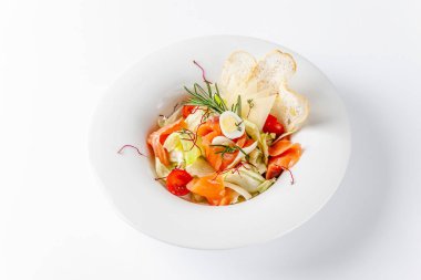 Amerikan mutfağı kavramı. Sezar salatası somon. Beyaz bir arka plan beyaz tabakta. Görüntü bir menü kafe ve restoranlar için.