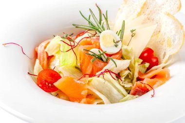 Amerikan mutfağı kavramı. Sezar salatası somon. Beyaz bir arka plan beyaz tabakta. Görüntü bir menü kafe ve restoranlar için.