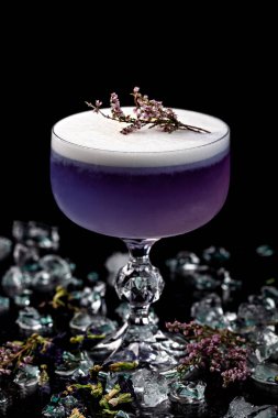 Alkollü içecekler ve kokteyller için bar ve Restoran siyah bir arka plan cam bardaklarda buzlu. Çalışma menüsü.