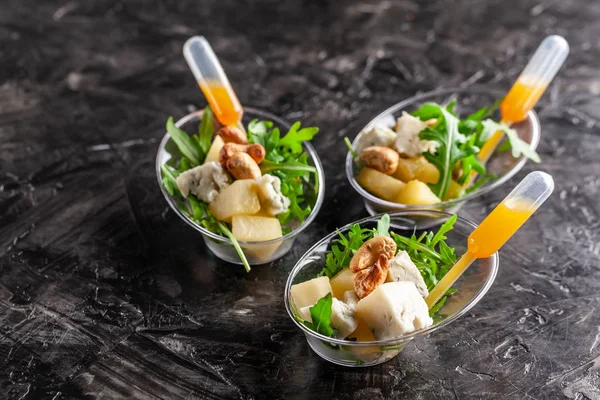 Aperitivo Europeo Moderno Mini Ensalada Con Gorgonzola Pera Anacardos Asados —  Fotos de Stock