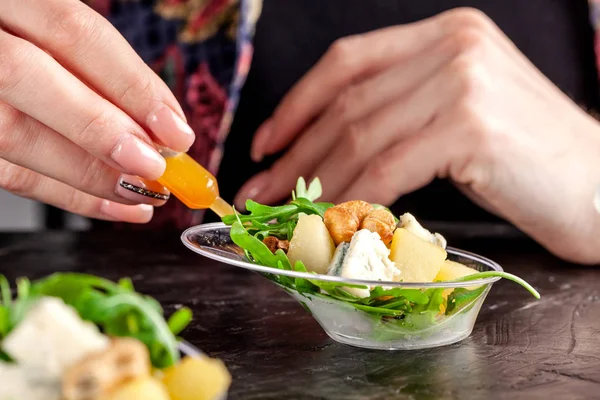 Modern Európai Előétel Mini Saláta Gorgonzola Körte Pörkölt Kesudió Narancs — Stock Fotó