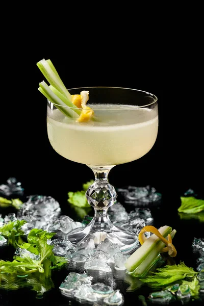 Alcoholic Drinks Cocktails Bars Restaurants Ice Black Background Glass Glasses — Stock Photo, Image
