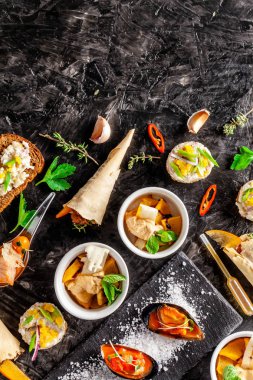 Avrupa mutfağı. meze şarap siyah bir arka plan için. Pate, mini salata, kanepe, deniz ürünleri, somon ve domates soslu midye. Üstten Görünüm, kopya alanı