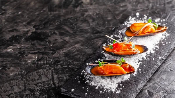 Dania Kuchni Europejskiej Marynowane Małże Sosie Pomidorowym Rozmarynem Czosnkiem Chili — Zdjęcie stockowe