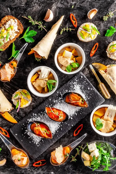 Európai Ételeket Kínál Előétel Bor Fekete Háttér Pate Mini Saláta — Stock Fotó
