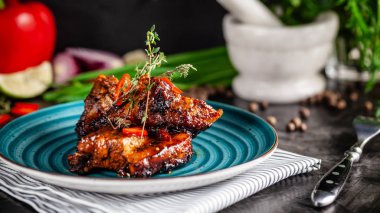 Amerikan mutfağı. Üzerinde mavi bir tabak karides ve Barbekü soslu baharatlı biber ile marine edilmiş Domuz kaburga ızgara. Arka plan görüntüsü. kopya alanı