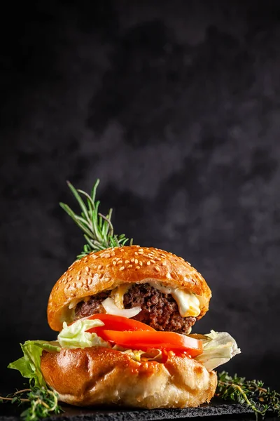 Amerykański Domowej Kuchni Duży Burger Grilla Kotlet Pomidor Ogórek Sezam — Zdjęcie stockowe