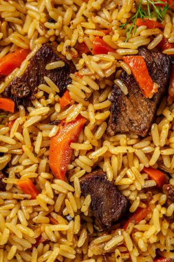 Doğu mutfağı kavramı. Özbek pilavı etli, dokusuna vegan pilav. Üstten Görünüm, kopya alanı