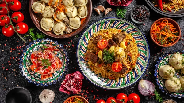 Cozinha tradicional usbeque oriental. Mesa de família uzbeque de pratos diferentes em pratos nacionais do feriado de Ano Novo. A imagem de fundo é uma vista superior, espaço de cópia, flat lay — Fotografia de Stock