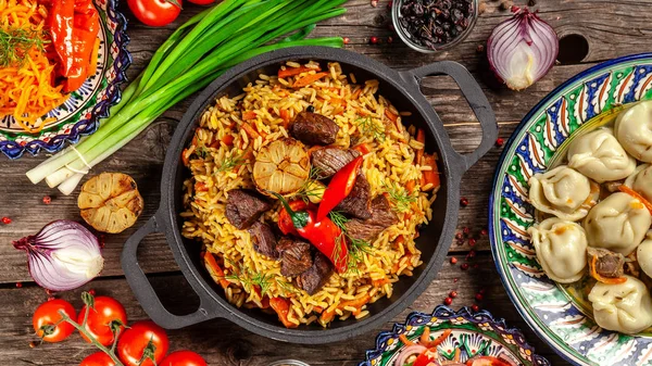 Geleneksel Özbek Doğu mutfağı. Özbek yeni yıl tatili için ulusal yemekler farklı yemekler aile tablosundan. Arka plan resmi üst bir görünümüdür, kopya alanı, düz yatıyordu